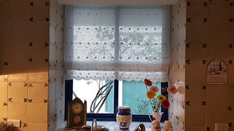 羅馬簾放下時為平面的布料,和窗戶貼合,收拉時將簾片一層層上捲,具有立體感,極為節省空間.