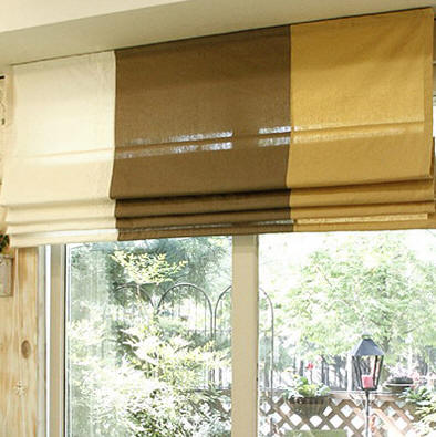 羅馬簾放下時為平面的布料,和窗戶貼合,收拉時將簾片一層層上捲,具有立體感,極為節省空間.