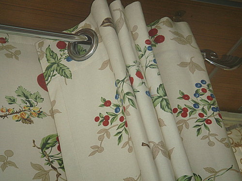 簡單易安裝的穿孔簾,穿孔簾安裝簡單,一般住家窗戶,隔間也常使用