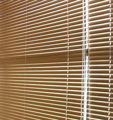 百葉窗簾可以調節室內的光線, 阻隔紫外線.