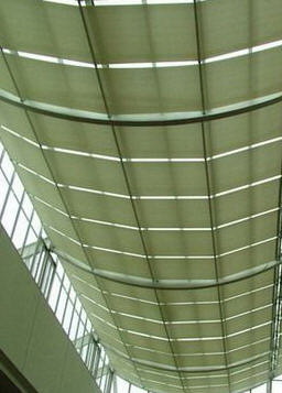 天幕簾又稱天窗是屬安裝於室內天井或是採光罩下方供其遮陽用,材質以布質為多. 有簡易手拉式及電動遙控控制.